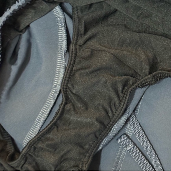 Under Armour Women's medium Blue and Black Shorts with liner - Picture 4 of 4